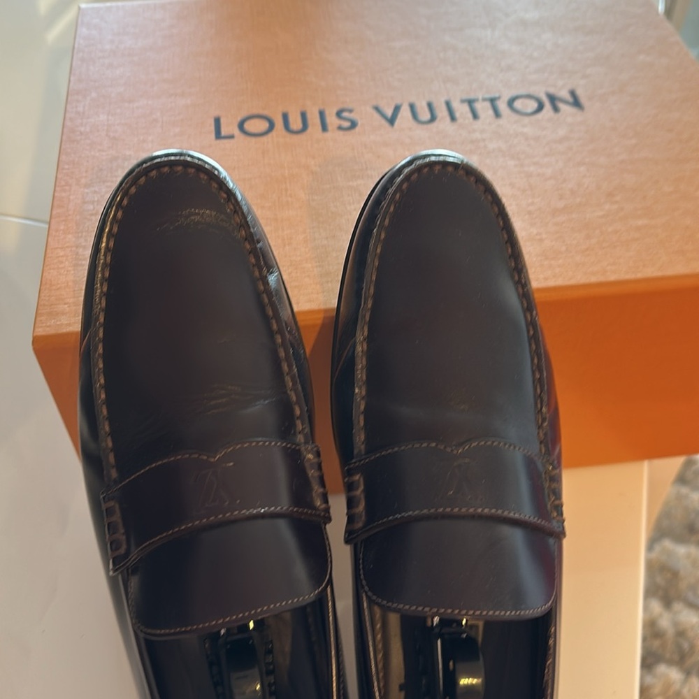 Louis Vuitton dark brown size 9 US